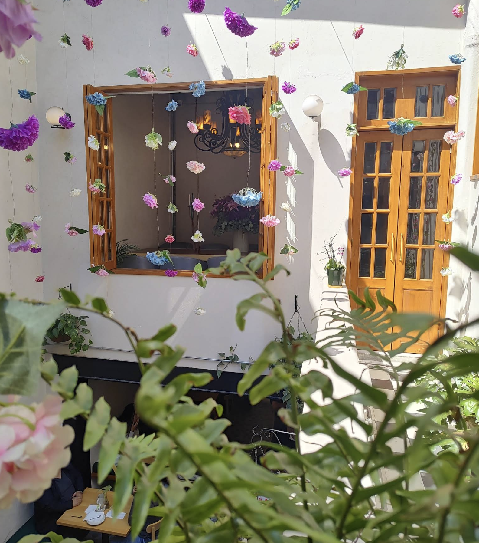 Patio interior con flores coloridas