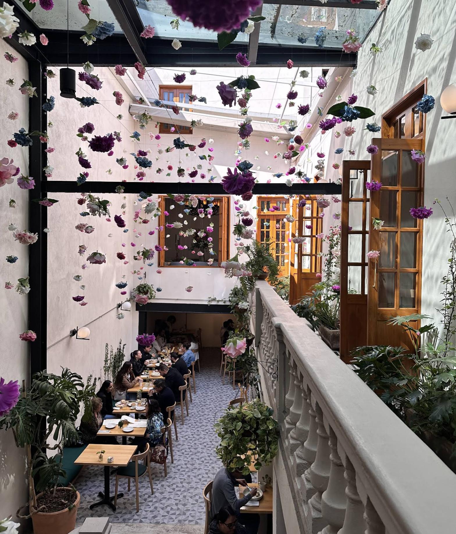 Atrio con flores y ambiente acogedor