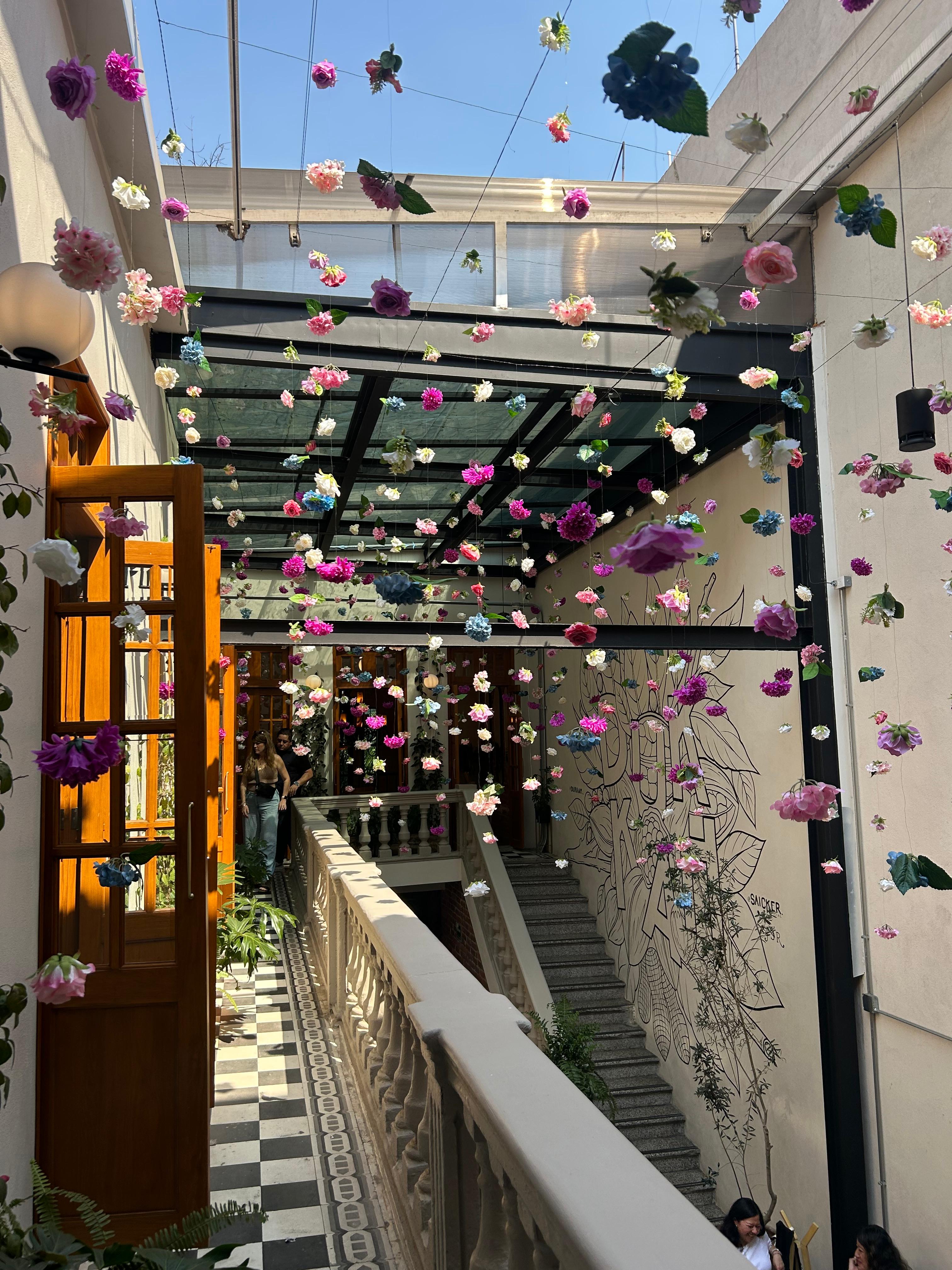 Balcón con flores y arte mural