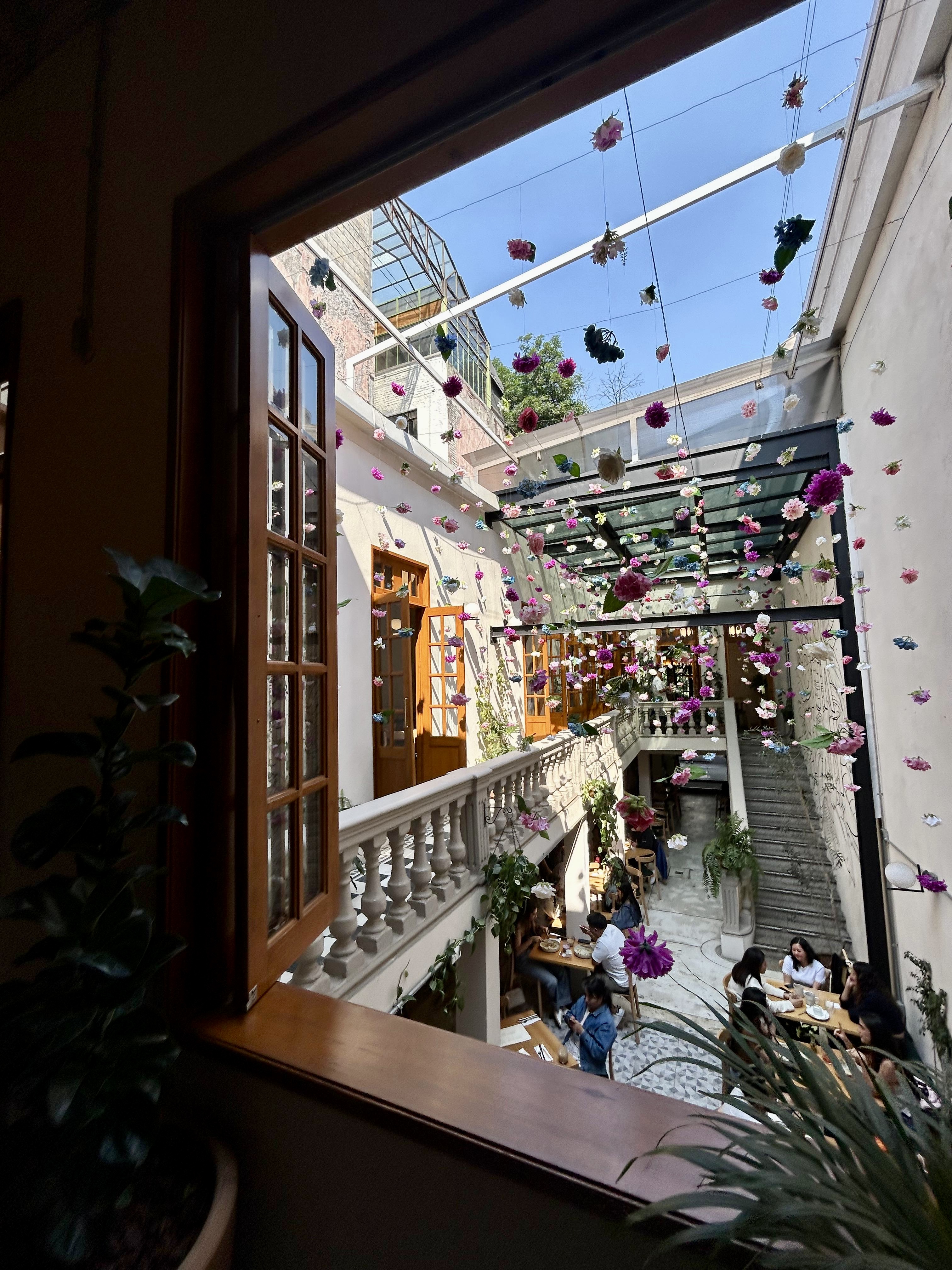 Interior con escalera y arte mural