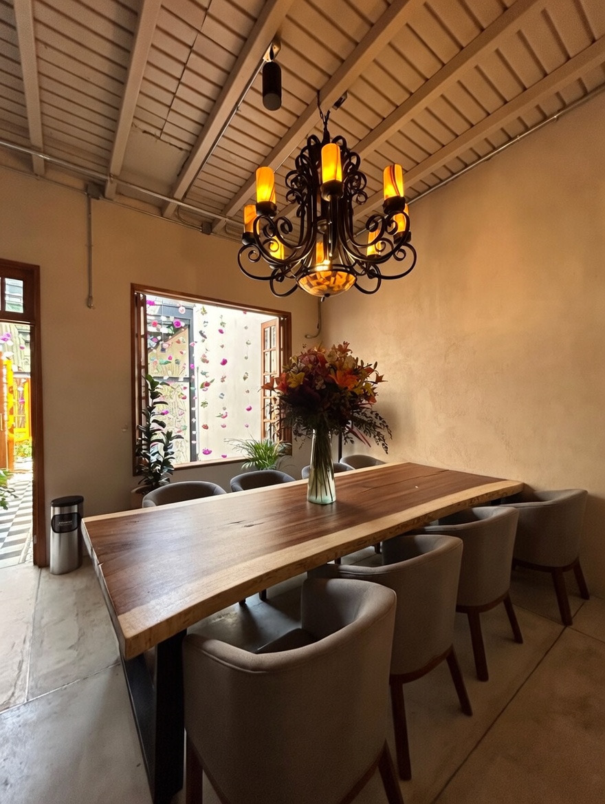 Mesa de trabajo con luz natural