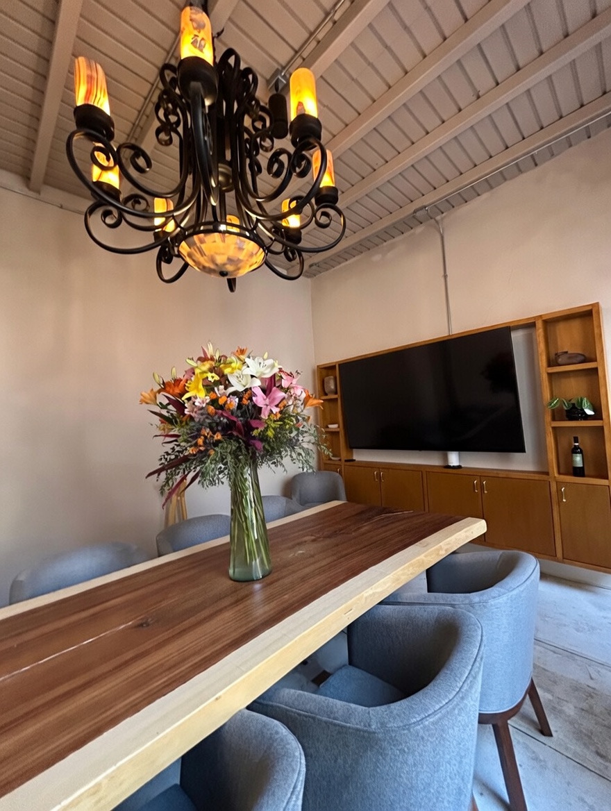Sala de reuniones con pantalla y candelabro